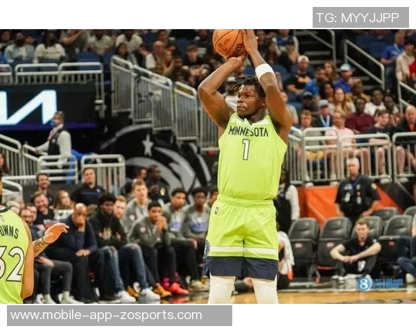 爱德华兹首节表现抢眼8投4中三分球命中率高达40贡献14分助力球队进攻